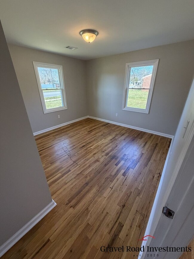 Foto del edificio - Beautifully Remodeled 3-Bedroom, 1-Bathroom House with Fenced Backyard