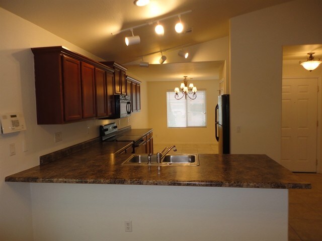Building Photo - 2033 W Vineyard Plains Dr