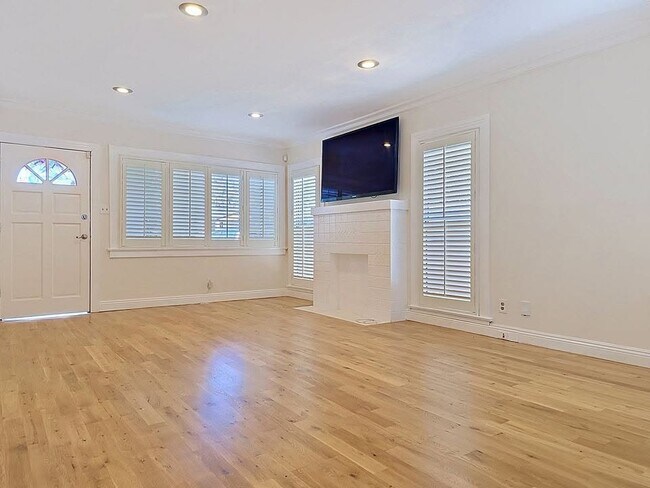 Foto del edificio - 3819 S Van Ness Ave