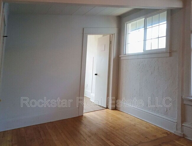 Foto del edificio - 1524 W Gardner Ave