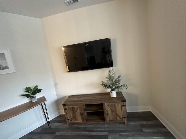 Nuevo Smart TV colgante en la sala de estar - 2344 S Ridgeway Ave