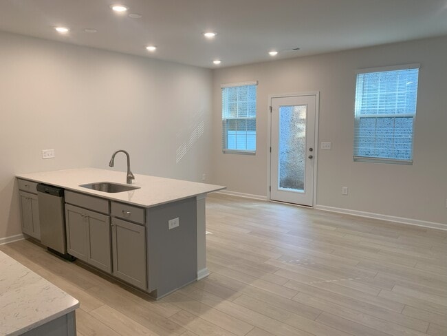 Building Photo - 400 Trailblazer Dr