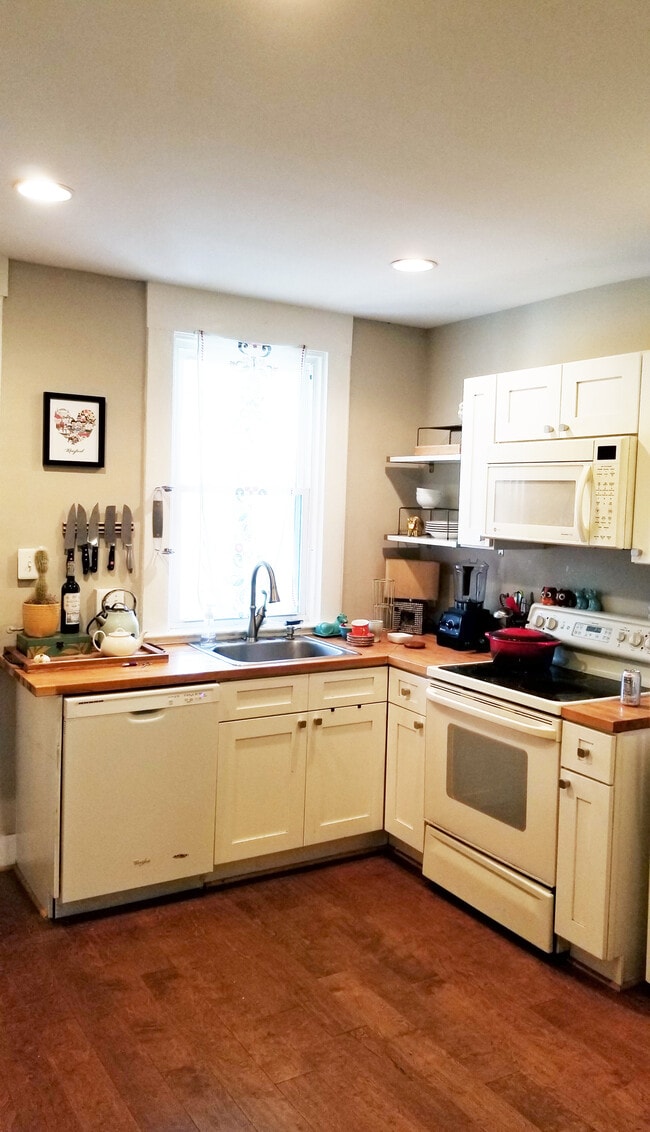 Kitchen - 3401 Pleasant Plz