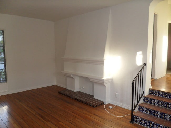 Building Photo - 1326 1/2 Miller Dr