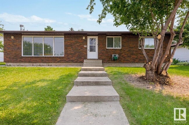 Building Photo - 4819 Lakeshore Dr