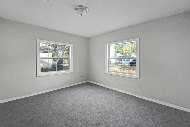 Building Photo - 214 E 1st St