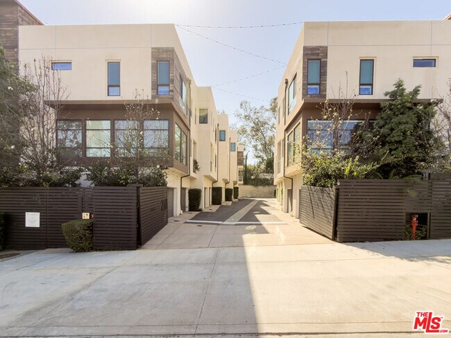 Foto del edificio - 2111 N Cahuenga Blvd