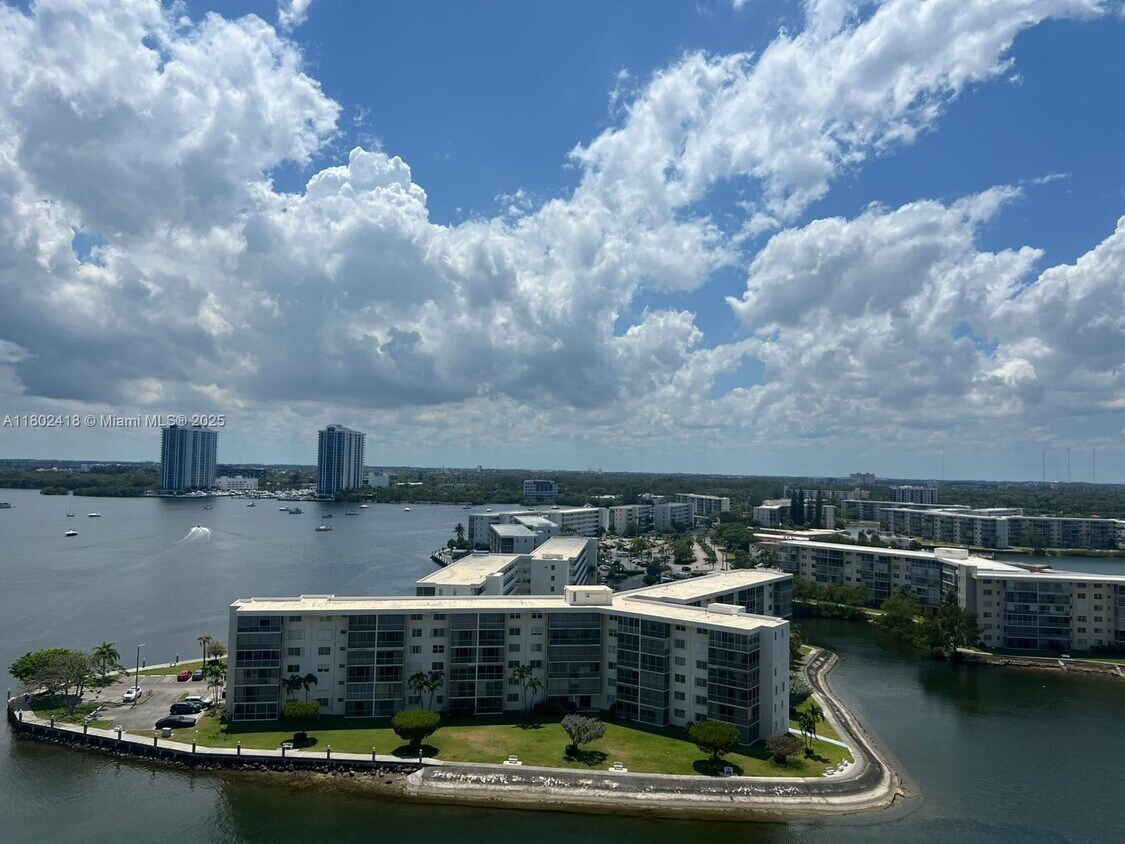 Foto principal - 1000 E Island Blvd
