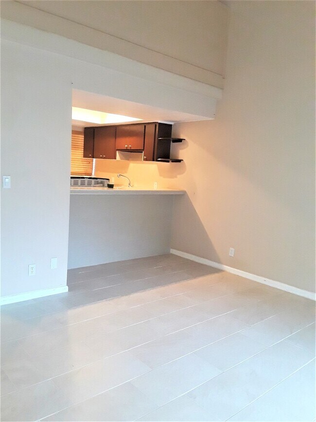 Building Photo - 1 bedroom, 2 bath condo with loft