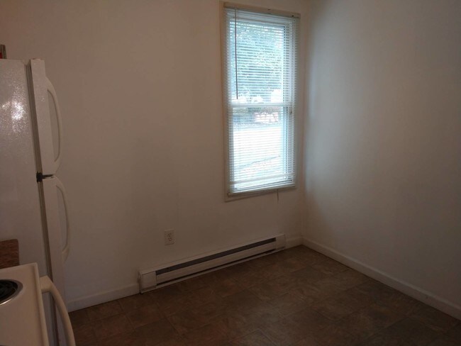 Building Photo - 164 Maple Ave