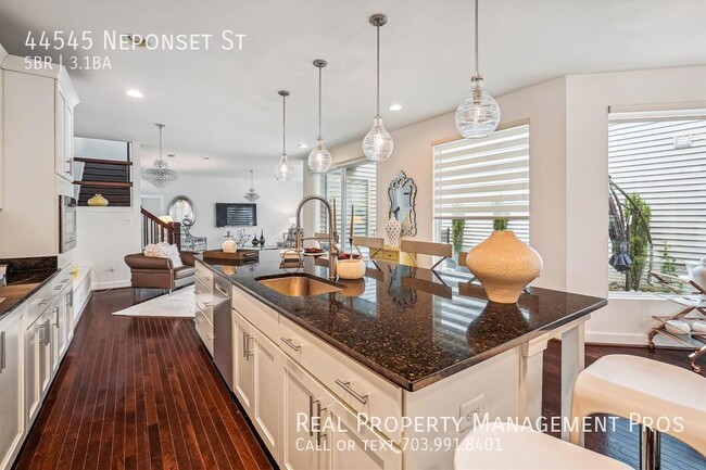 Building Photo - Beautifully Updated and Maintained 5 Bedro...