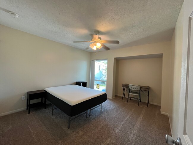 Building Photo - 2040 Lakewood Club Dr S