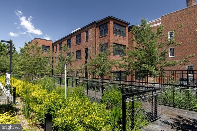 Building Photo - 1813 35th St NW