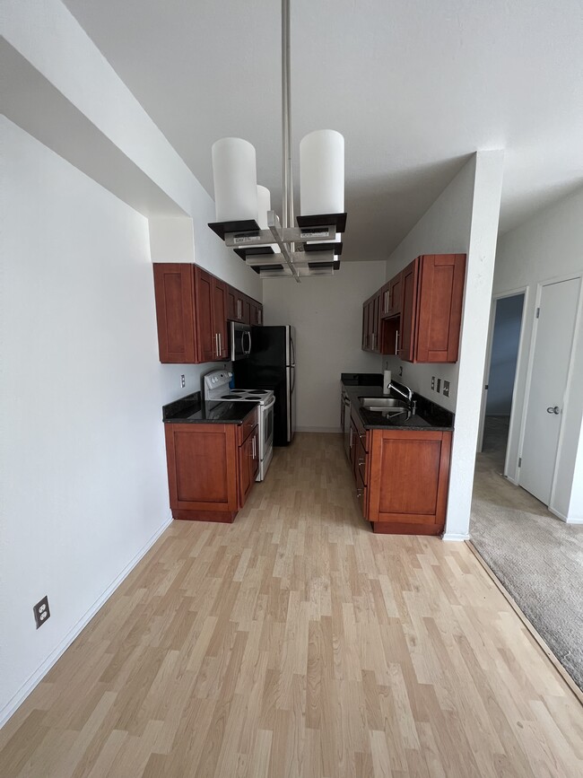 Kitchen - 1 Shoreline Ct