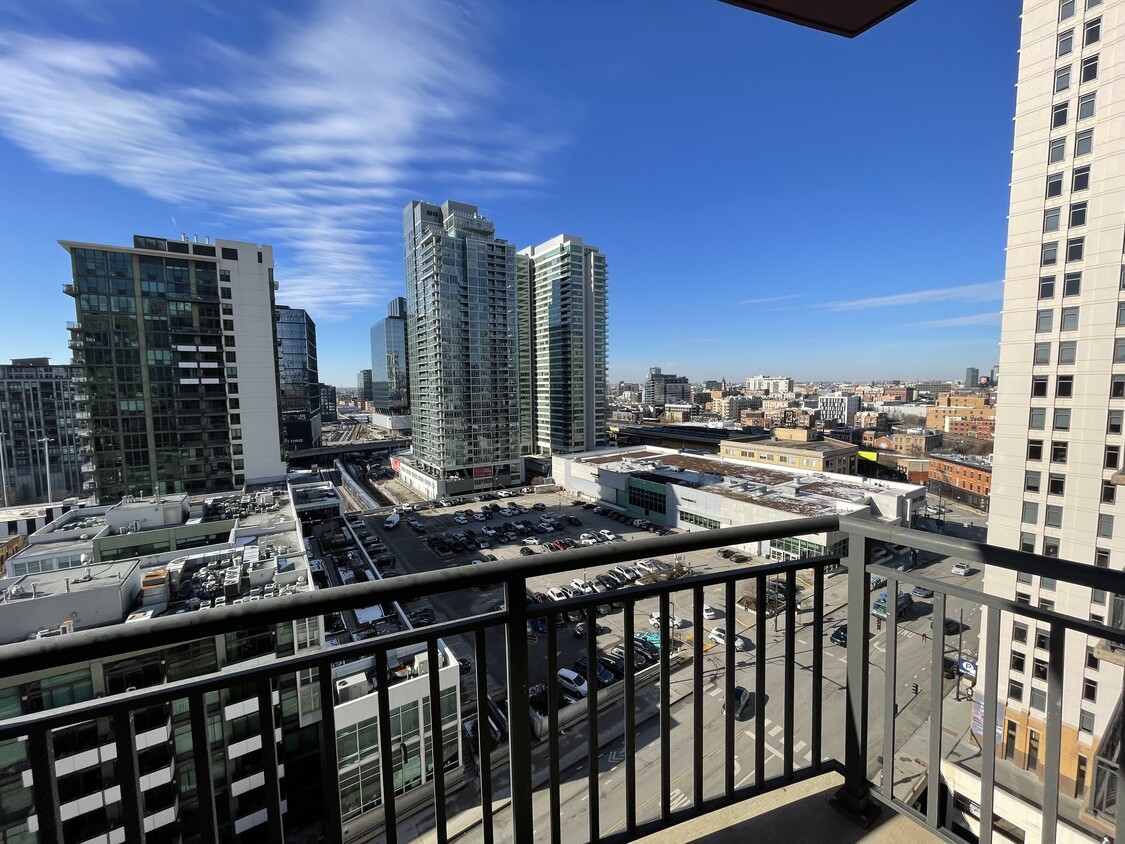 Amazing view with balcony - 330 N Jefferson St