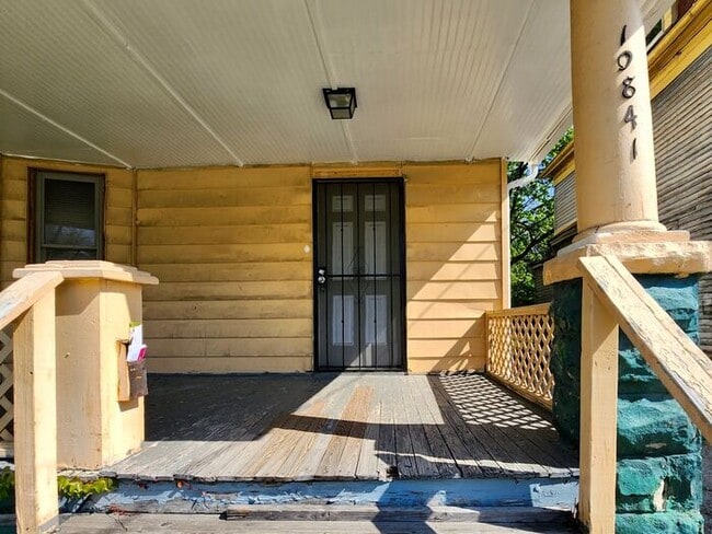 Building Photo - 5 Bed 2 Bath Spacious two-story home