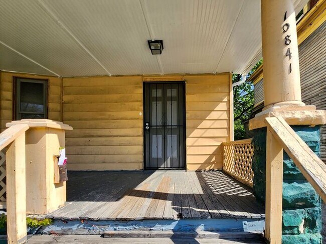 Foto del edificio - 5 Bed 2 Bath Spacious two-story home