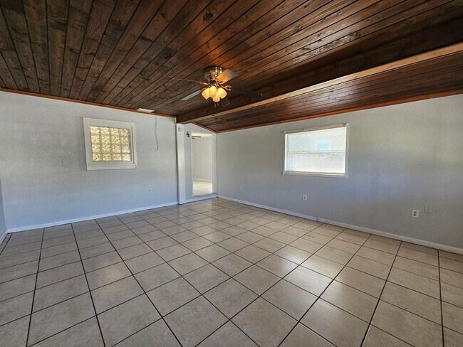 Foto del edificio - AWESOME DEAL 3 Bedroom |1 Bath HOUSE !