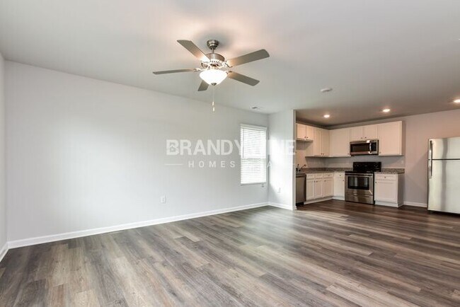 Building Photo - MOVE IN SPECIAL -  Move in on or before, M...