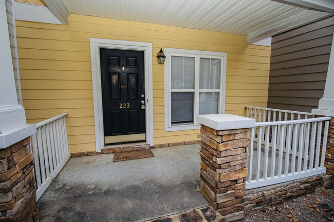 Building Photo - 2 Bedroom, 2.5 Bath Available in Hampton F...