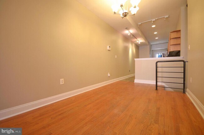 Building Photo - 105 W Clement St