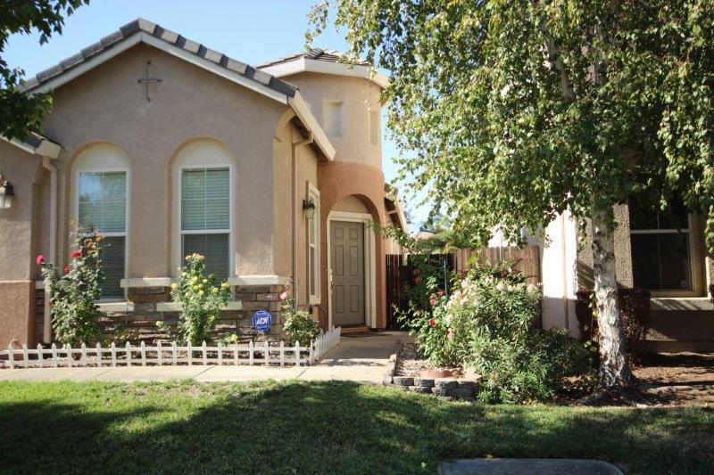 Foto principal - Gorgeous 4 Bed 2 Bath Near Edna Batey Elem...