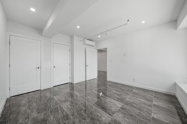 Foto del edificio - 256 Old River Rd
