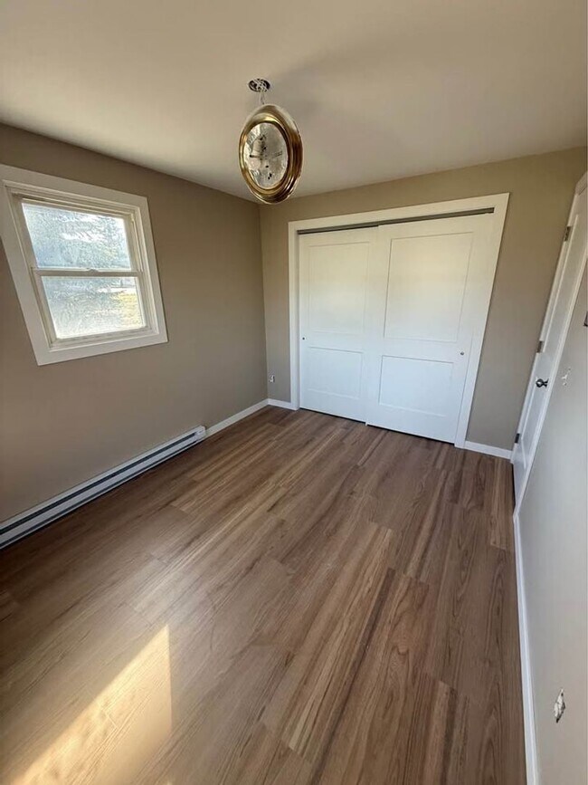 Building Photo - 208 Park St N