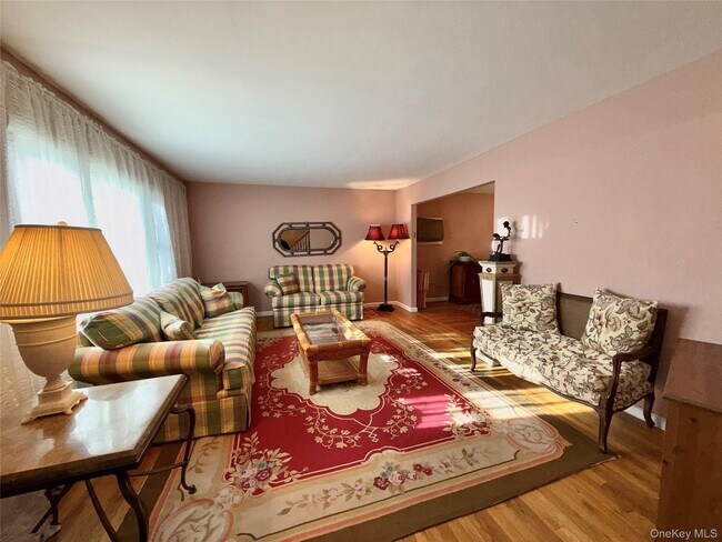 Foto del edificio - 15 Sherry Ln