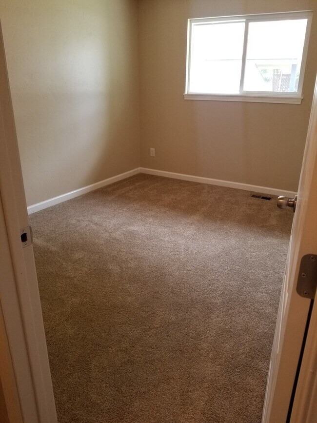 Foto del edificio - Spacious & Updated 3 bedrooms +large rec room 2 baths, landscaped