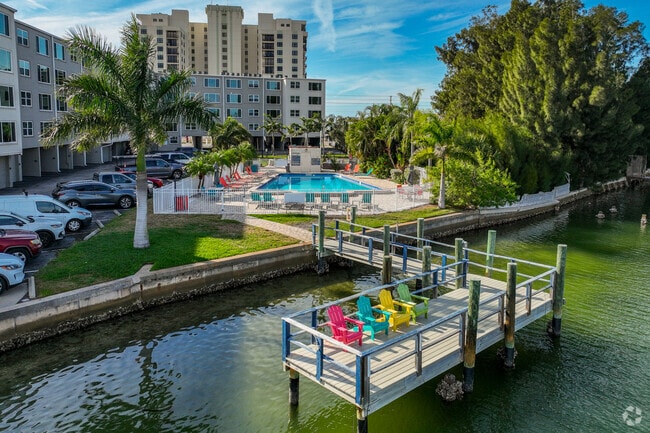 Private Dock - Sandcove Apartments