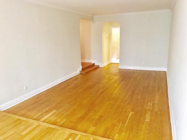 Building Photo - 8 Gramercy Pk S