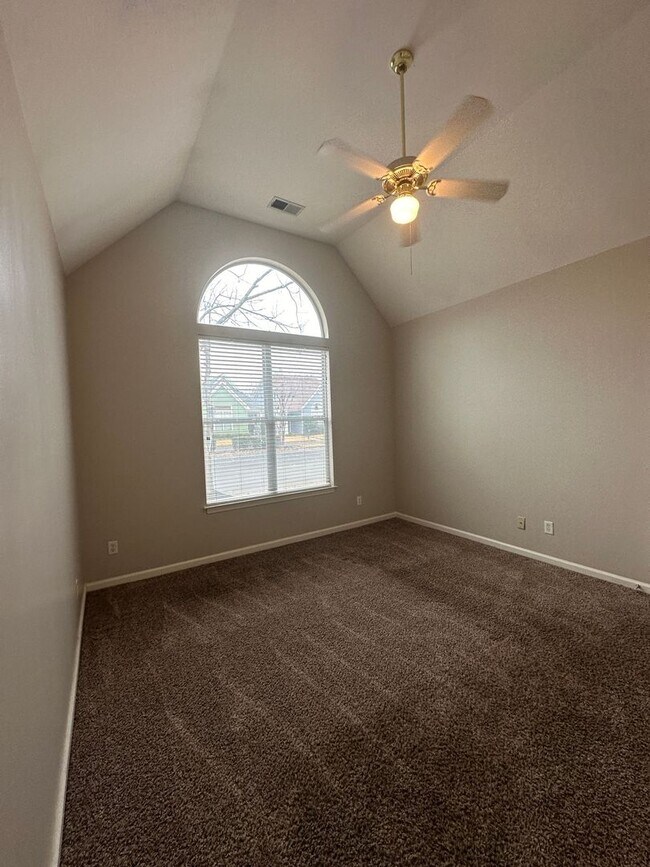 Building Photo - Adorable 3 bd 2 bath with all new paint an...