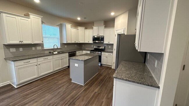 Foto del edificio - NOW AVAILABLE! - 150 Rooster Tail Lane, Tr...