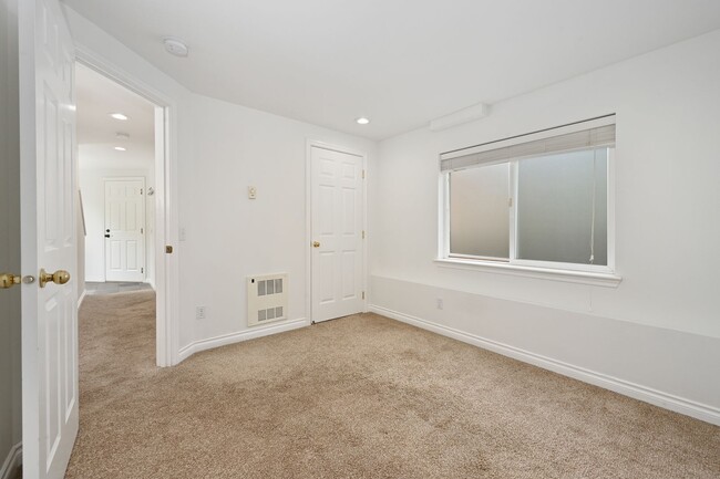 Building Photo - 3-Story Greenlake Home - Private Yard and ...