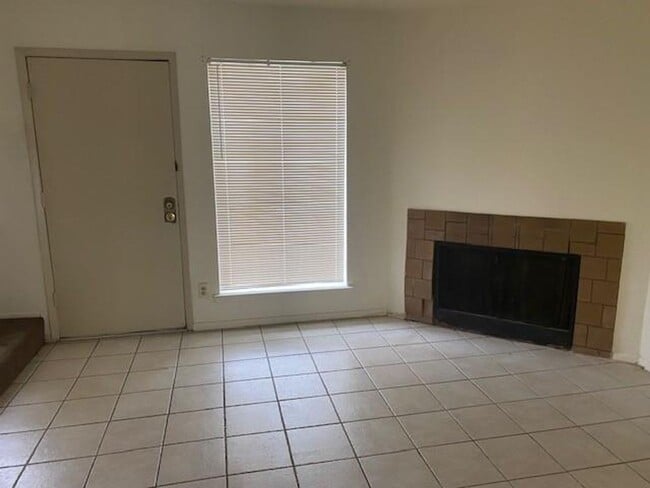 Building Photo - 2 Bed 2.5 Bath