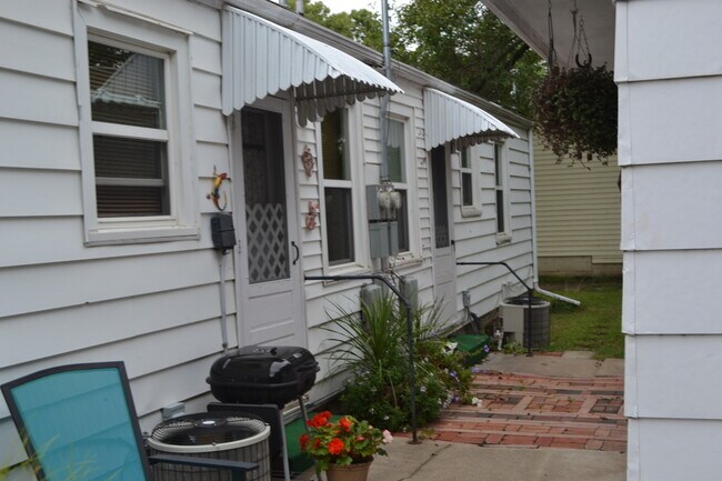 Building Photo - Garfield/6th Duplex