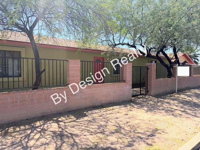 Building Photo - Modern 4 Bed 5 Bath Near UofA – Private Baths & Off-Street Parking