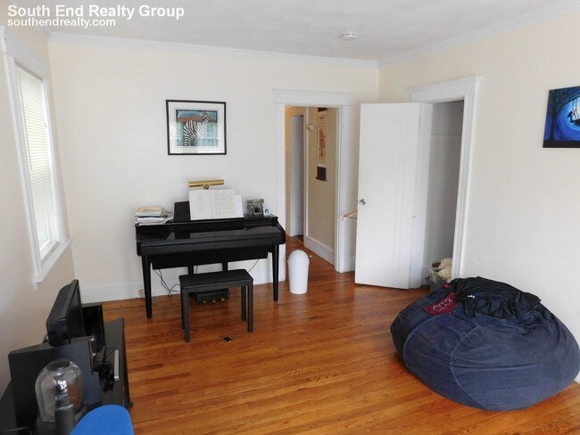 Building Photo - Sunny 1 Bed close to BC! Sept 1st!