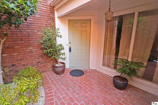 Building Photo - 1825 Townhouse Dr