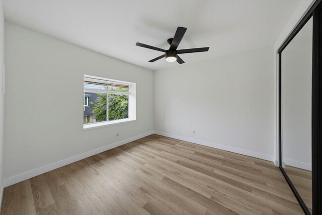 Building Photo - Charming 2-Bedroom Townhouse for Rent in Huntington Beach!