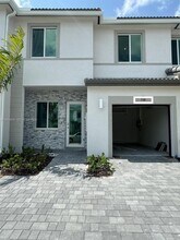 Building Photo - 738 SE 13th Ct