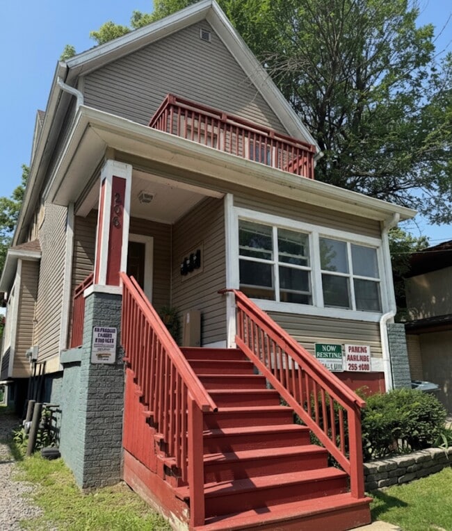 Building Photo - 206 Blair N St