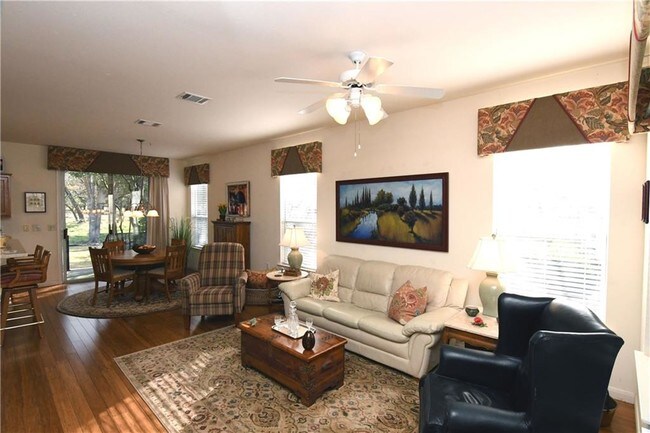 Foto del edificio - 108 Larkspur Ln