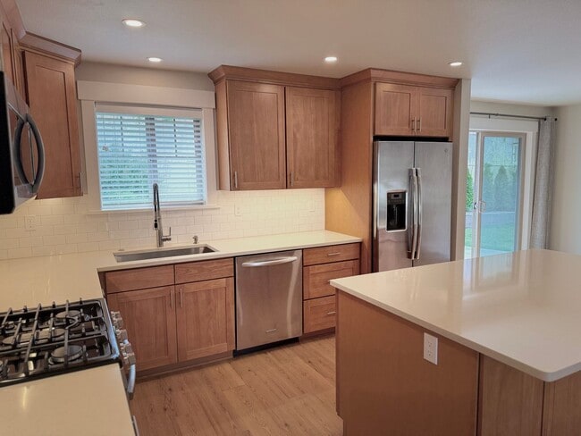 Building Photo - Stylishly Remodeled North Tacoma Gem with ...