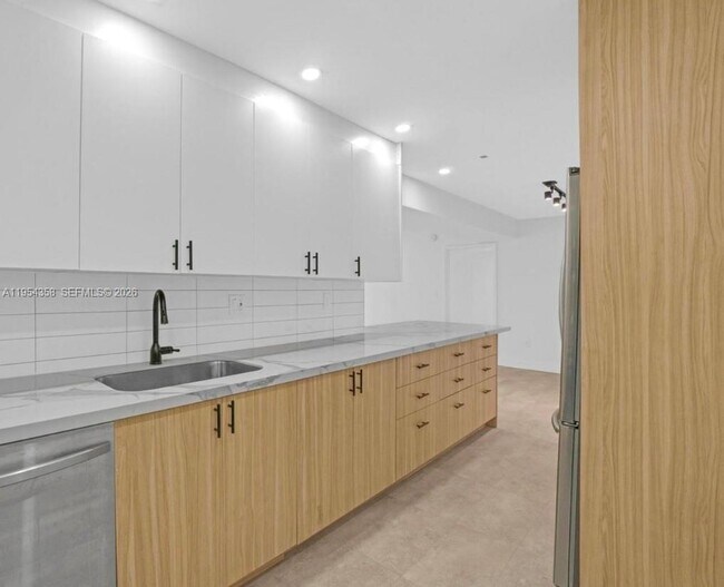 Foto del edificio - 8315 SW 72nd Ave