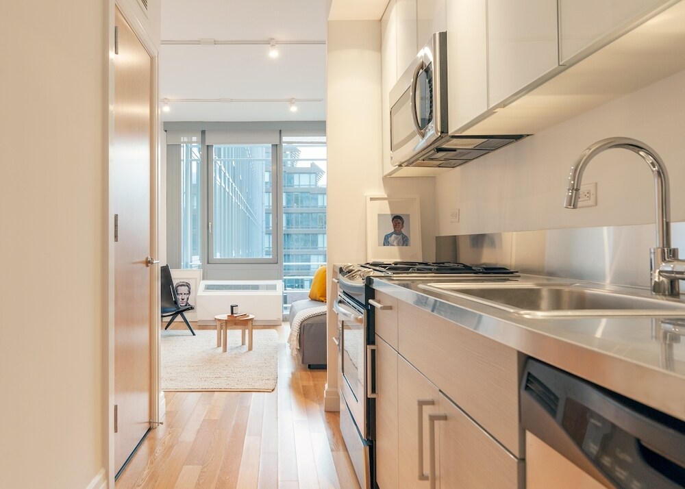 Primary Photo - 550 W 54th St