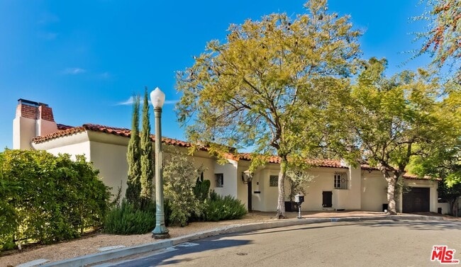 Foto del edificio - 3351 N Knoll Dr