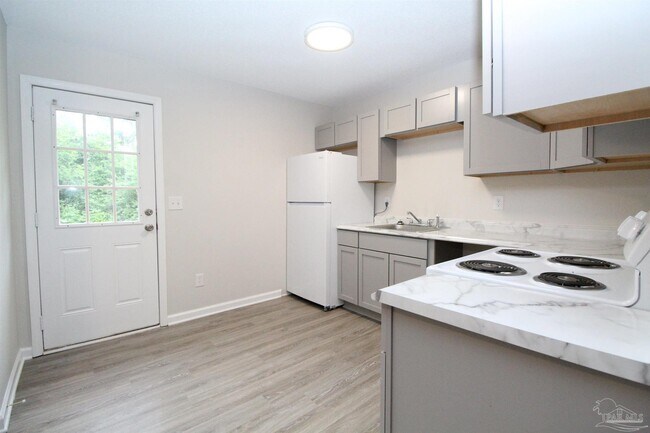 Foto del edificio - 9018 Bowman Ave