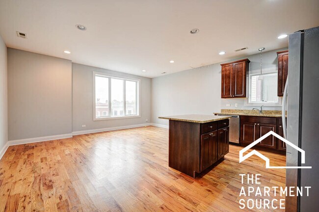 Foto del edificio - 2450 W Diversey Ave